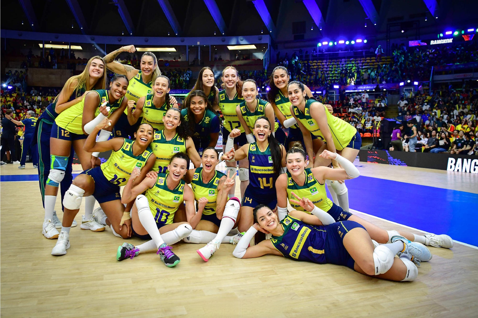 芬兰女排运动员集体庆祝晋级决赛