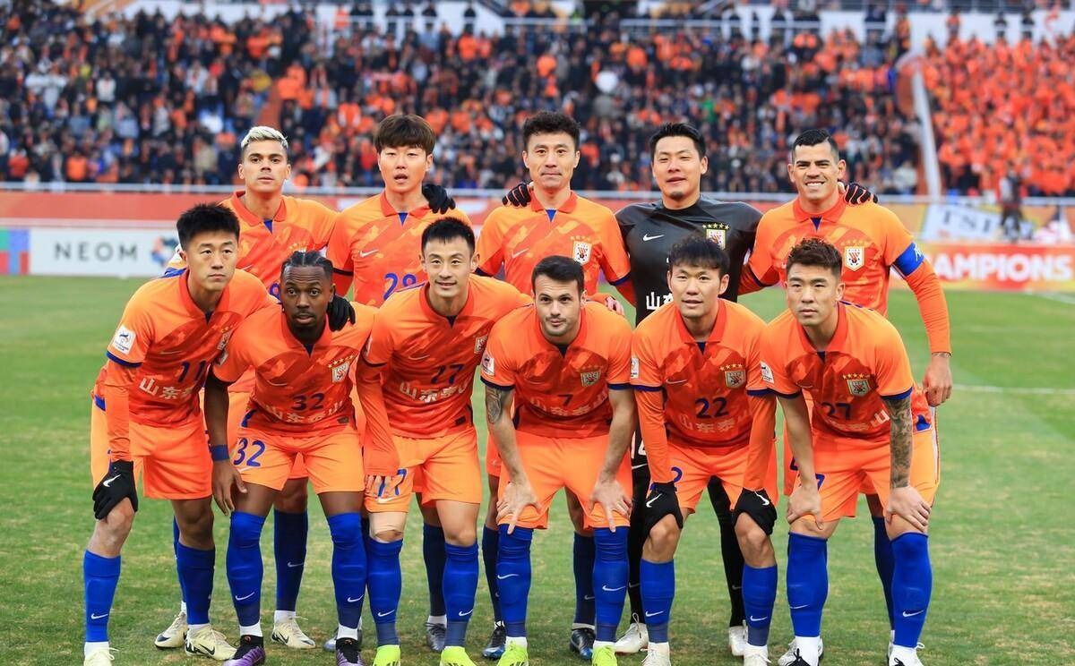 体育赛场精彩不断，中国足球风采再现