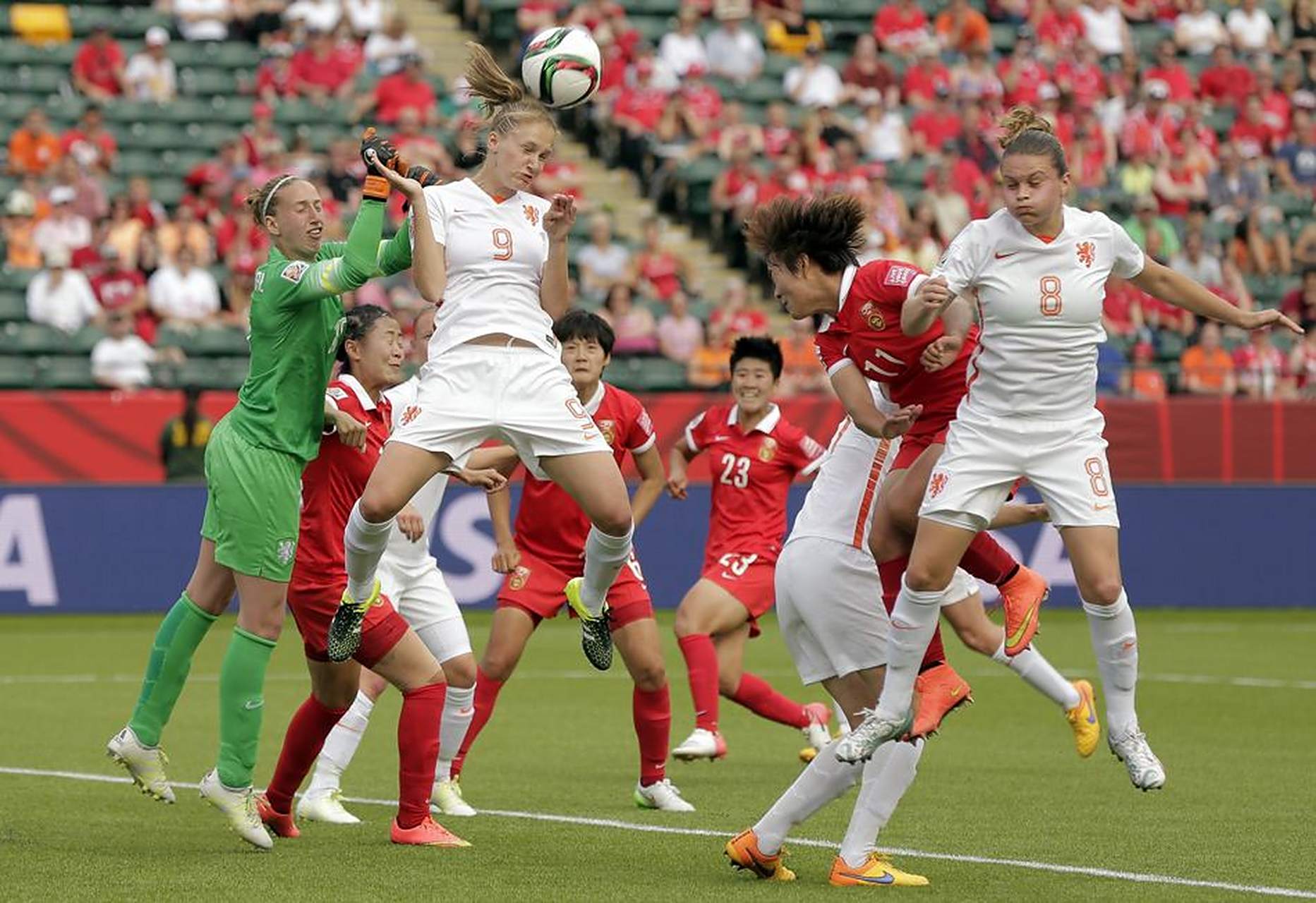 瑞典女足队长飞铲犯规被罚下场,对阵德国比赛局势一度动荡 瑞典女足队长飞铲犯规被罚下场,对阵德国比赛局势一度动荡