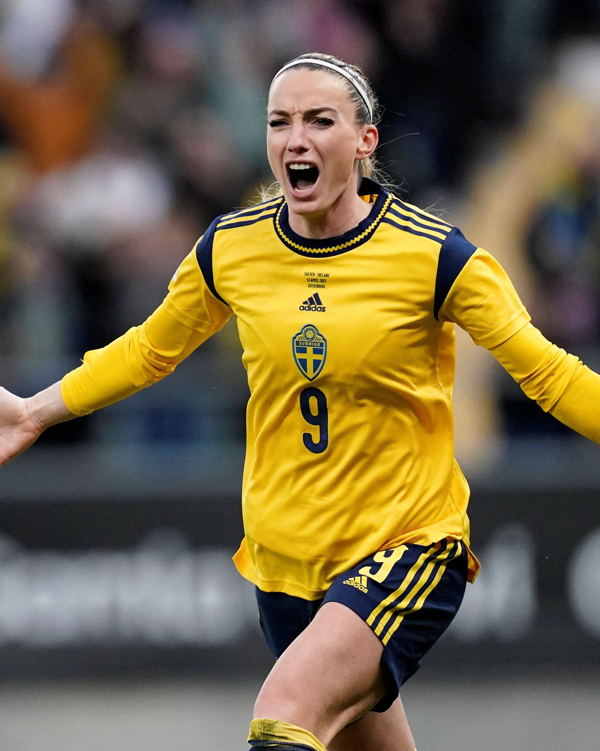 瑞典女足队长飞铲犯规被罚下场,对阵德国比赛局势一度动荡 瑞典女足队长飞铲犯规被罚下场,对阵德国比赛局势一度动荡