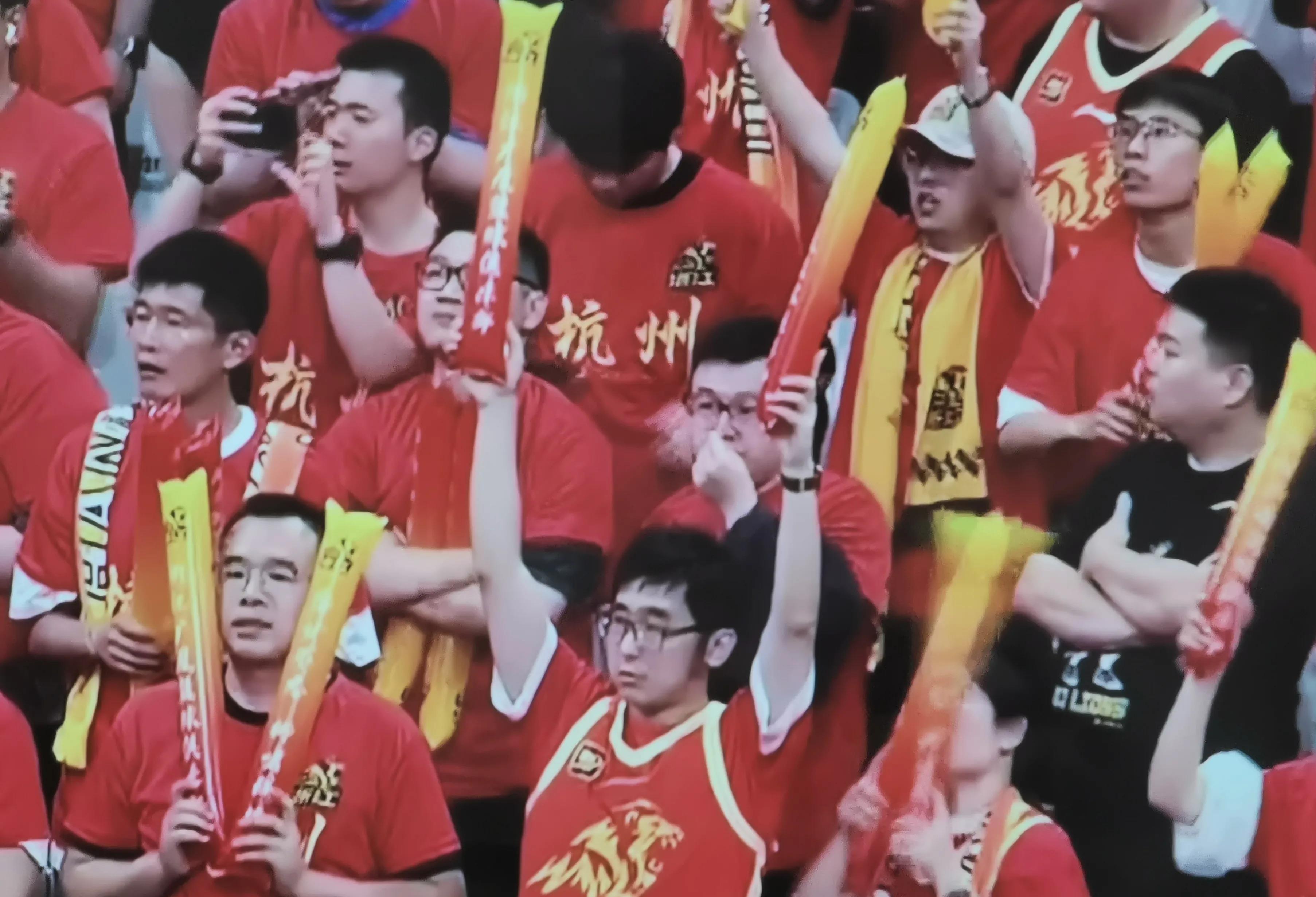 浙江男篮主场大胜，士气高涨稳固前进