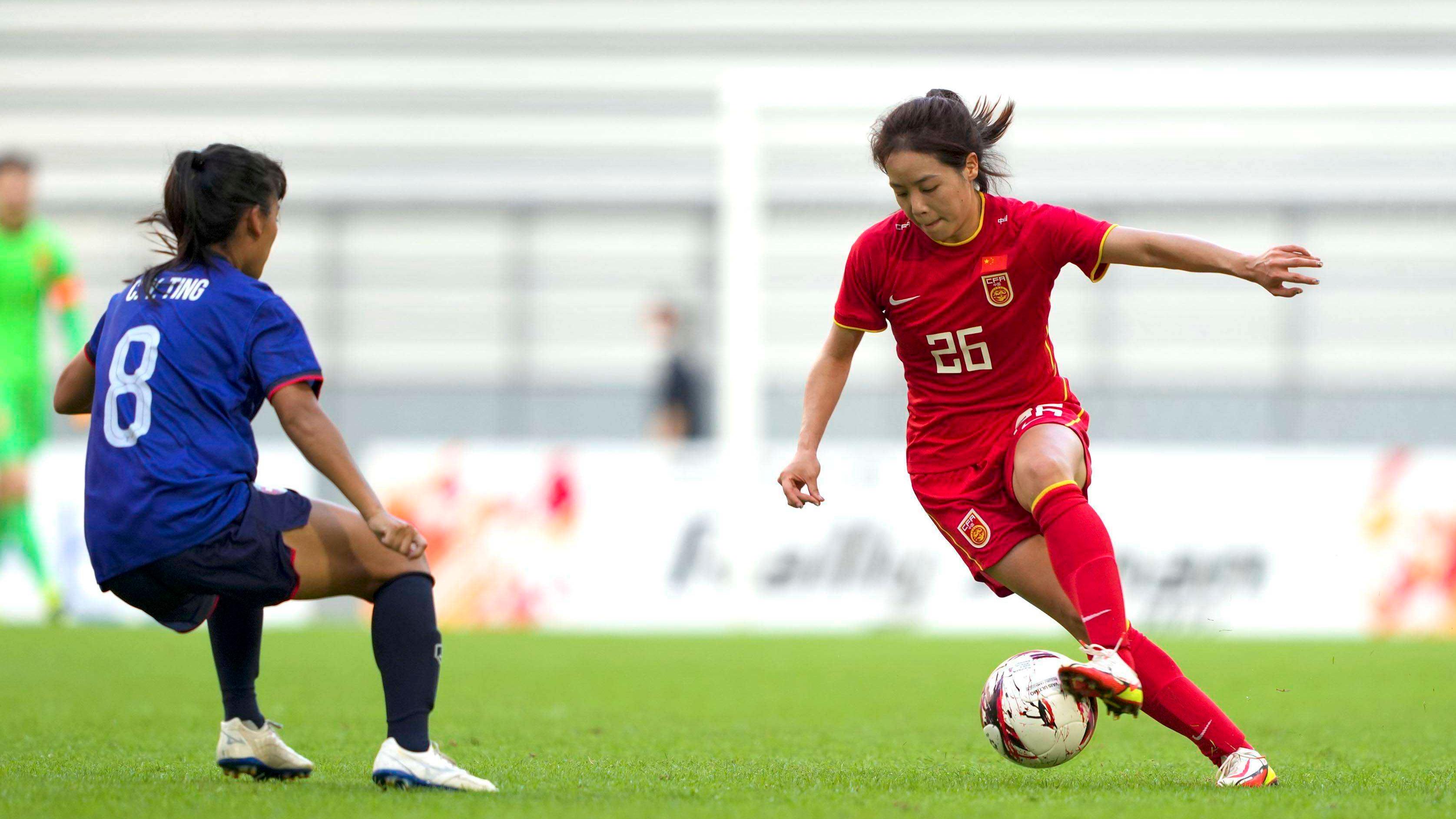 国内女足选手在比赛中实至名归